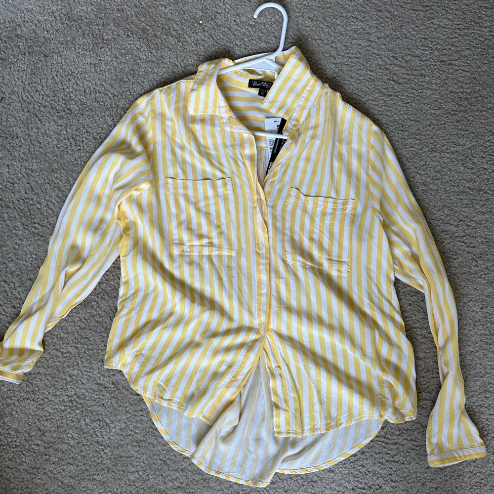 UNWORN WITH TAGS — Velvet Heart — button down shirt — pastel yellow/white — XS